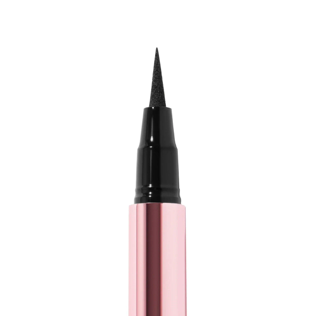Overachiever On Point Liquid Liner (Delineador Negro) - Beauty Creations